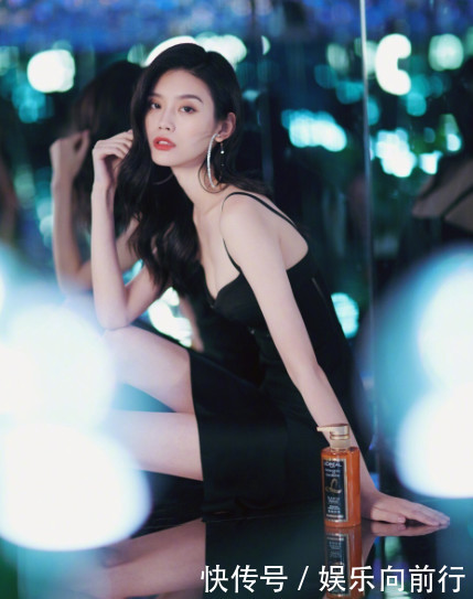 奚梦瑶又开始秀身材了,裙子直接开到腰部,网友:这样的她不红谁