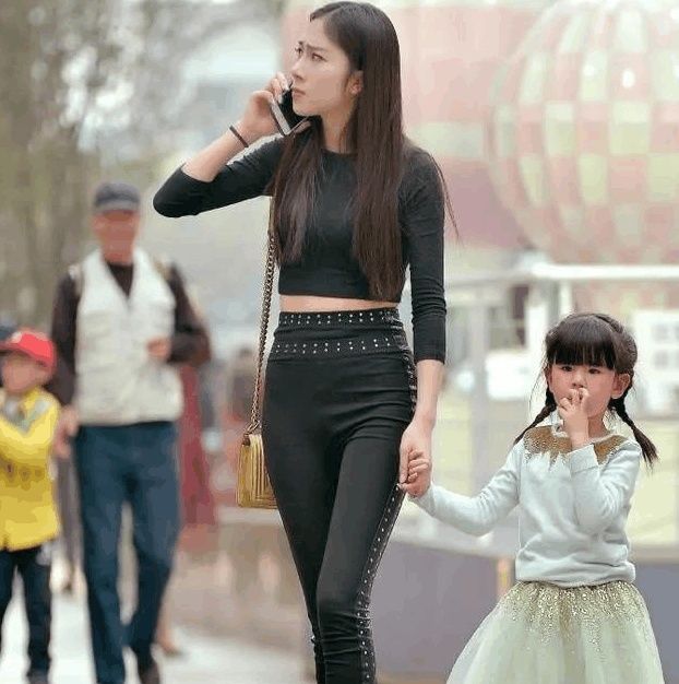 充满潮流气息的打底裤美女，特别图3小姐姐，看起来精致大方!