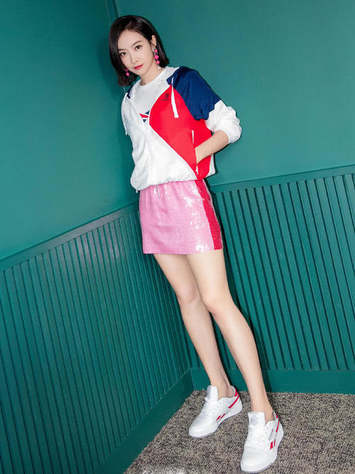 宋茜穿完镶水晶吊带抹胸，又穿亮片裙，网友：少女气息爆棚！