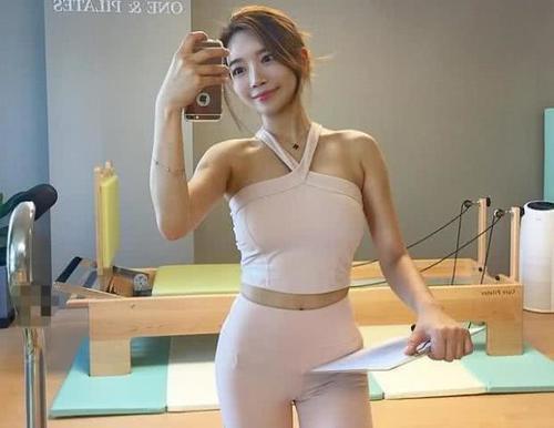 洒脱霸气的打底裤美女，展现十分优雅个性的造型