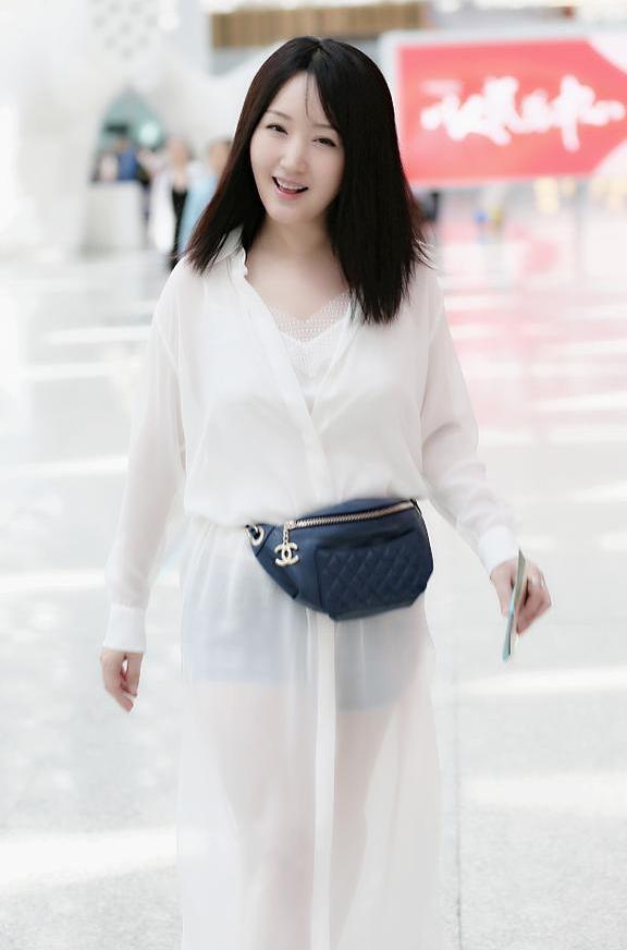 47岁杨钰莹好嫩，穿一件白色长裙美回少女，网友：只有27岁吧！