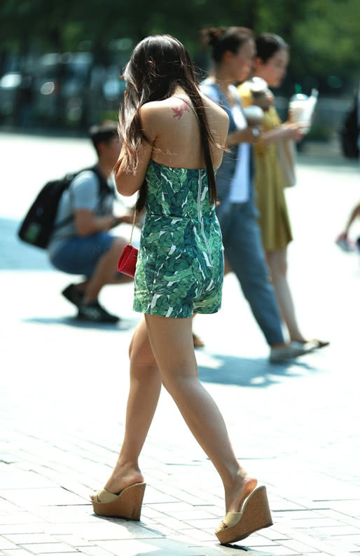 气质小姐姐抹胸连身短裤勾勒出玲珑有致的身材