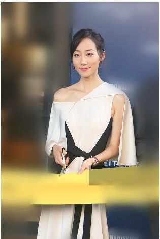 欧阳娜娜18岁穿露肩裙比35岁韩雪还女人，网友:太成熟了