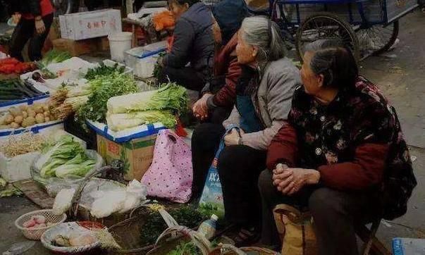  『老人』现在买农村老人摆摊菜的人越来越少了，原因是什么？