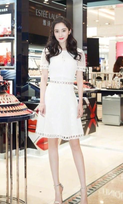 杨幂纯白连衣裙凹凸有致, 傲人曲线太诱人, 镂空腰部最吸睛!