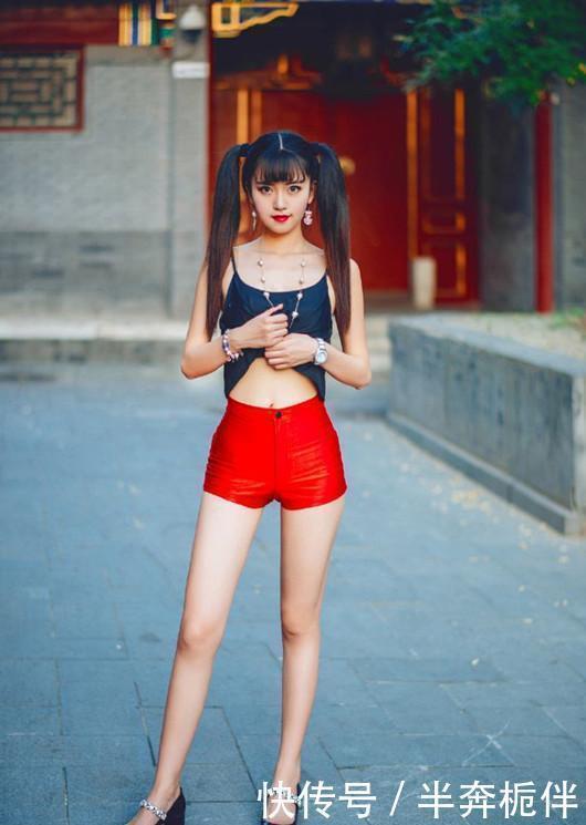 热裤■街拍性感的吊带装搭配红色热裤的长腿小姐姐,撩人又吸睛