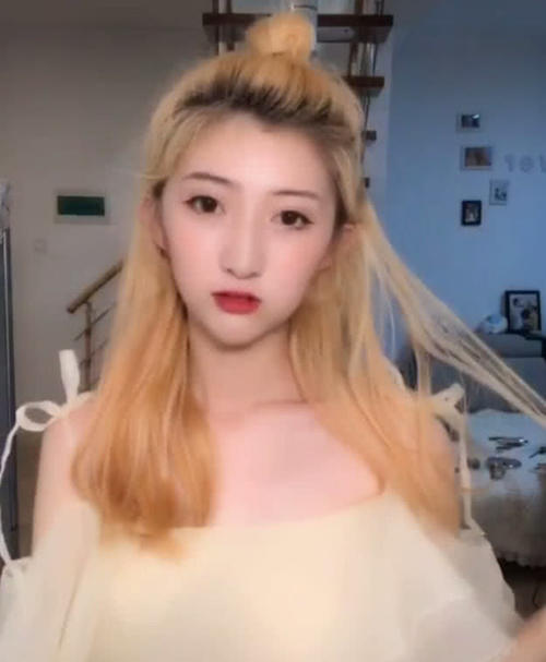 漂亮素颜妹子直播化妆，全程萌到不行，网友：小仙女就是你吧！