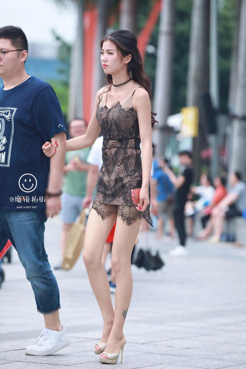 路人街拍，小姐姐这身材也太好了吧，配上这件裙子简直完美
