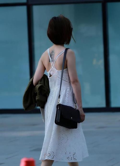  #毛绒#街拍：皮肤白皙的美女，一件白色毛绒外套配百褶裙，时尚气质高雅