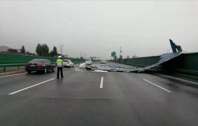 网传包头风雨太大，导致飞机坠落高速路？！别传谣，真相来了！