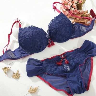 丰满女人穿定能秀一身好身材，完美无缺，性感十足