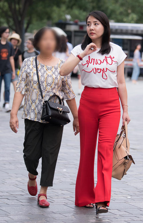 时尚小阿姨红色喇叭裤显出丰腴身材，肉感十足却肥而不腻，很值得