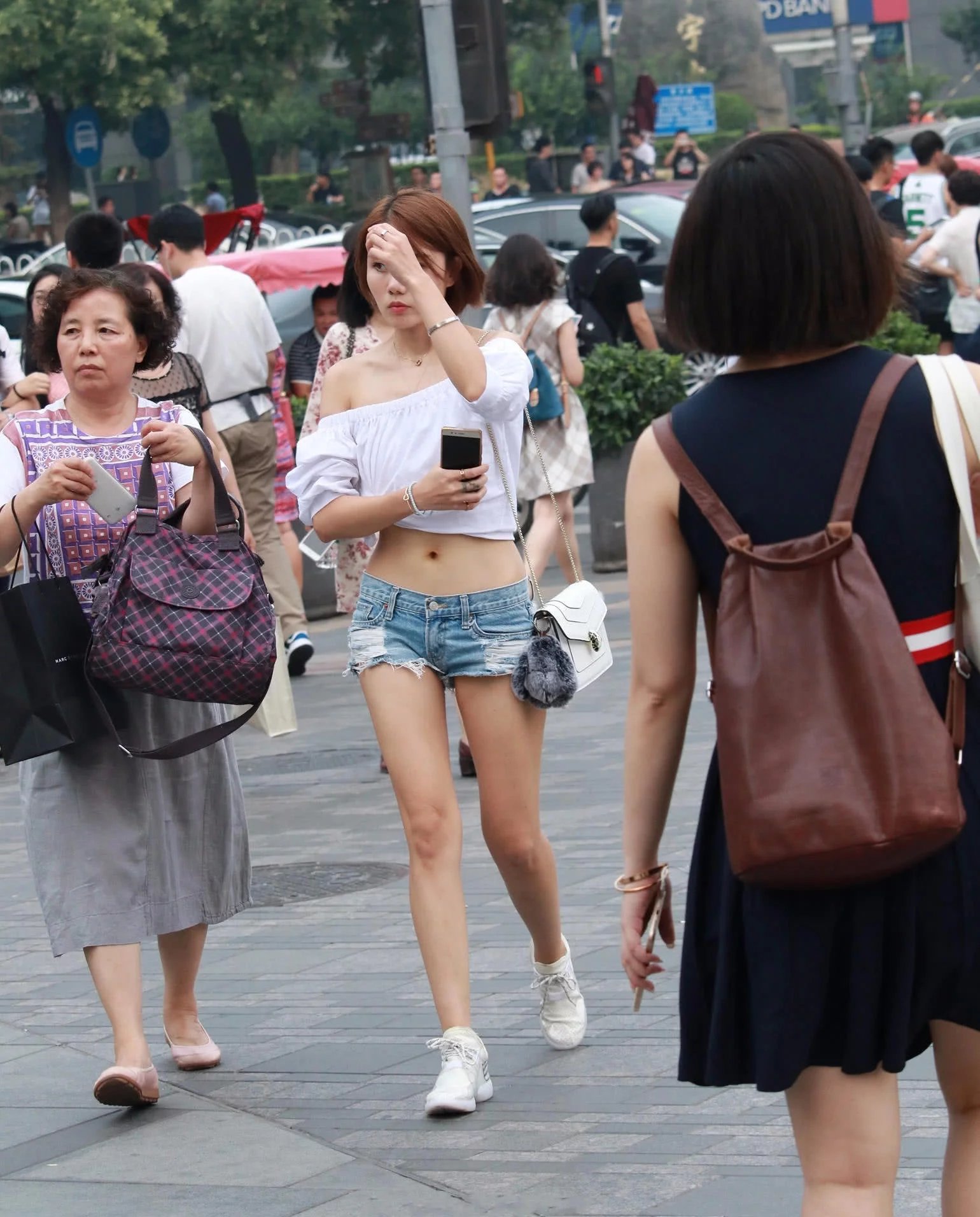 性感小姐姐身材白色一字肩配超短裤，大秀一双迷人的大长腿，吸睛