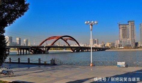 辽宁最大的城市，比5个盘锦还大，相当于2个大连