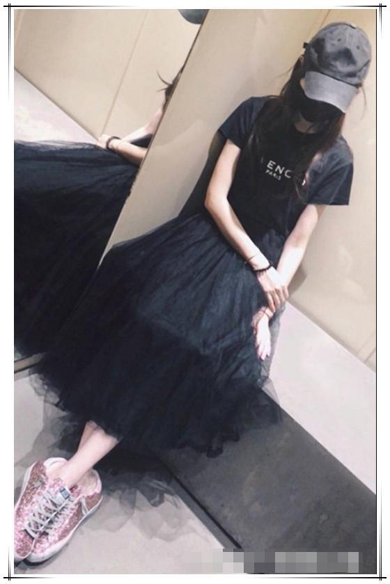 唐嫣可算开窍了！终于懂得把那双火柴腿遮住了！