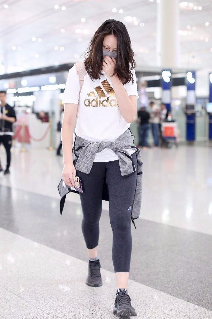 最美女排队长惠若琪机场秀，戴黑色口罩宛如大明星，大长腿吸睛