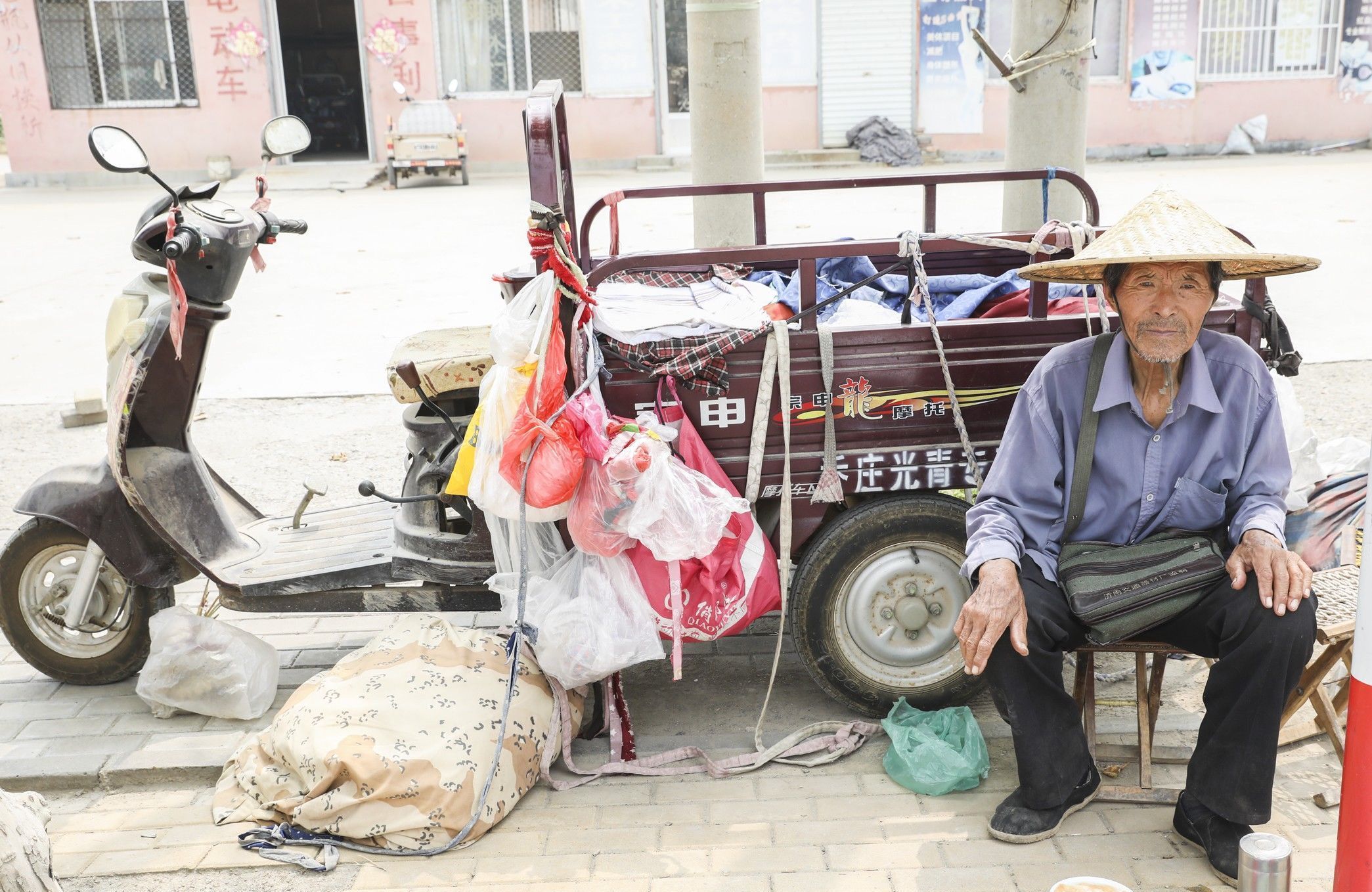 37度高温，8旬农村老人街边做生意，午餐是白开水泡“托鲁”