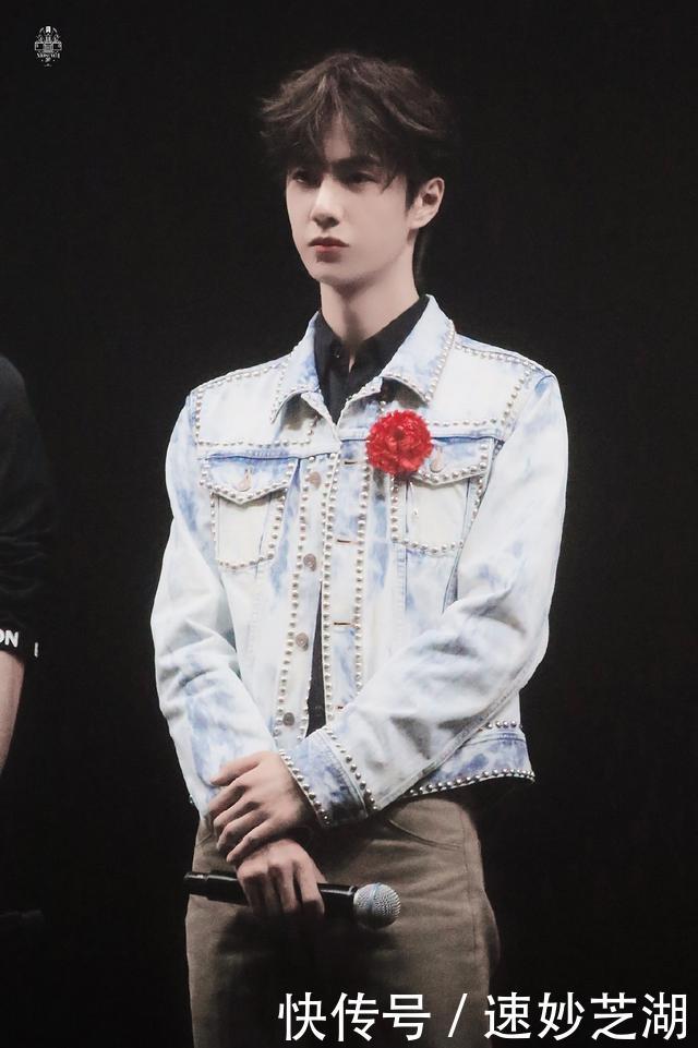 王一博跨年演唱会造型