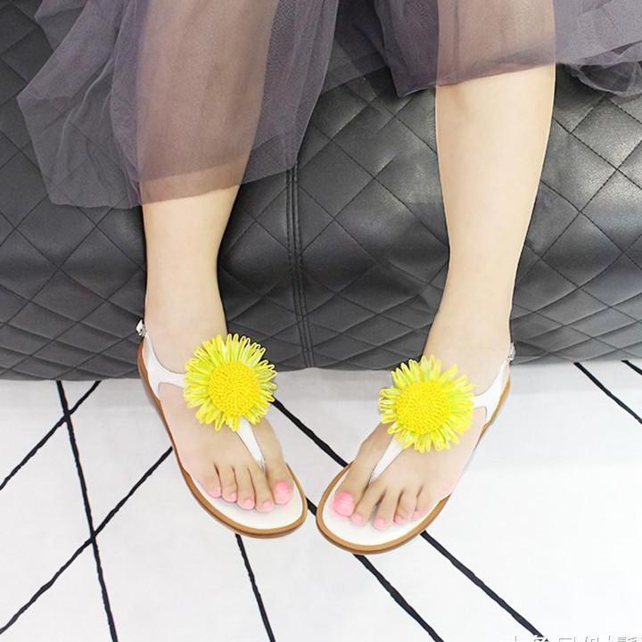 水嫩玉足美开花, 一双清新的花朵凉鞋, 绽放甜美的女人味