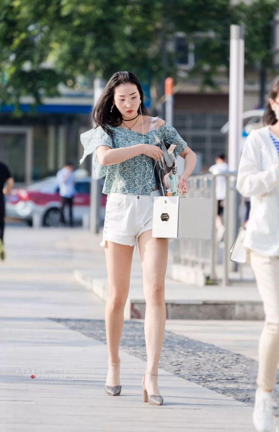 街拍:皮肤好的美女绝对不可以晒太阳的!可惜了