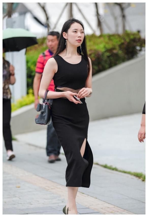 街拍:图1性感吊带连衣裙，图2清纯学院风穿搭，图3简约大气套装