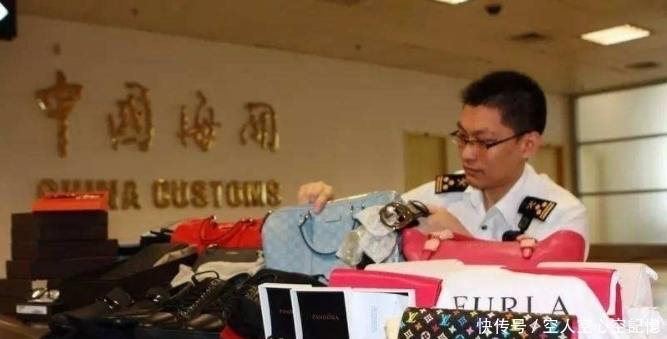 刚从韩国飞回来的中国游客，才下飞机就排队交罚款，网友：解气