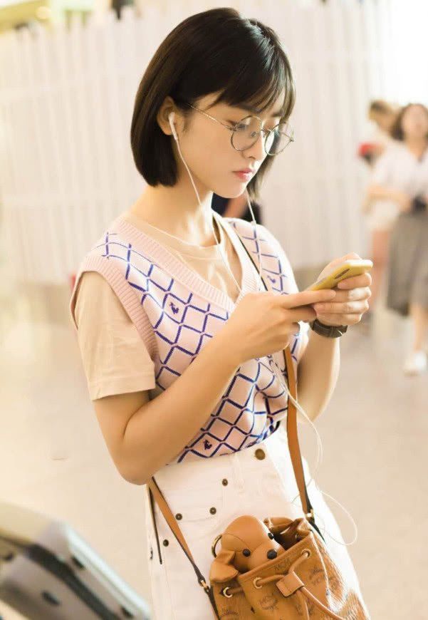 沈月亮相机场，美得让人看呆了，腿是真实的吗?