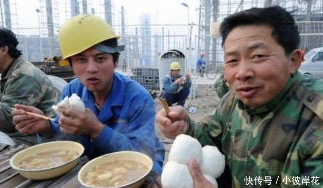 农民工”薪水“不高，为何吃饭却顿顿少不了啤酒？真实原因太心酸