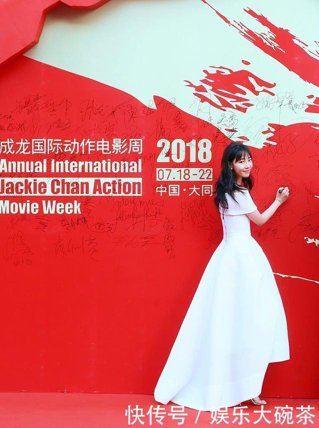 白百何身穿一字肩白色燕尾裙亮相 优雅大气 女人味十足