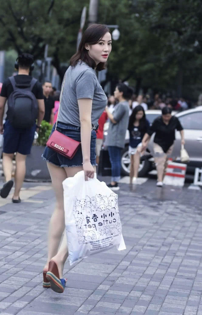 成熟少妇身材火辣穿上简单的T恤搭配热短裤，穿出不一样的韵味