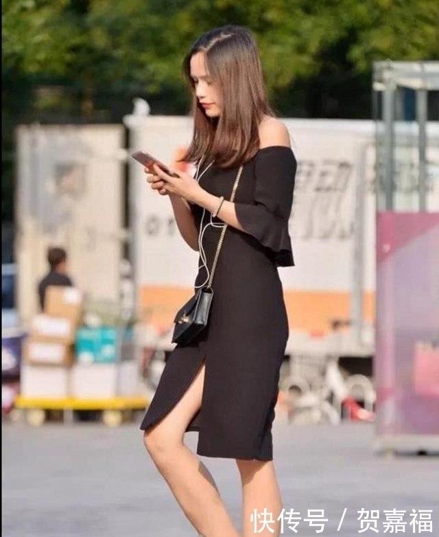 『害羞』路人街拍:靓女害羞的笑了起来,真的太过撩人了