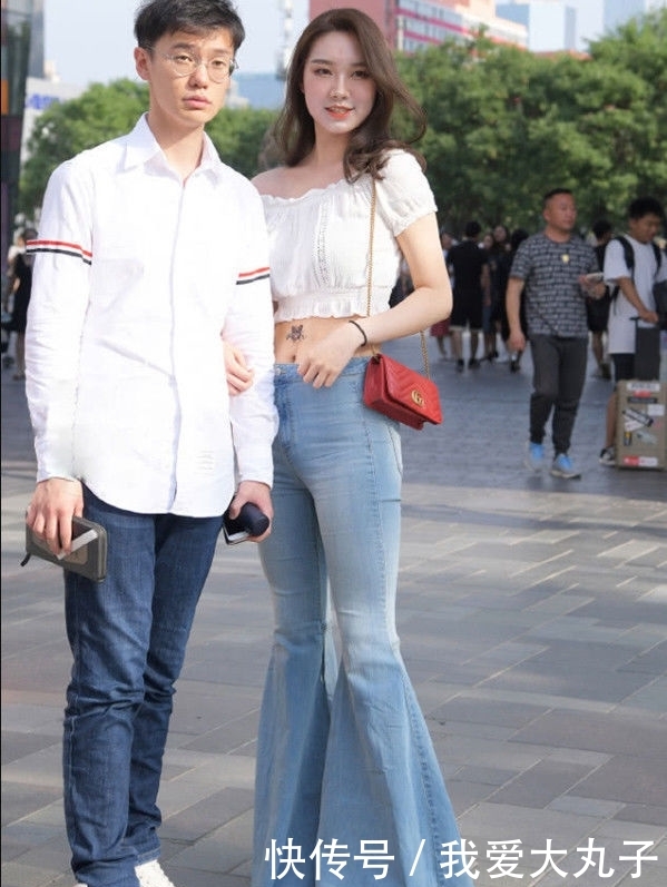 「展现」如果一件抹胸装不够美,那就再加一条喇叭裤