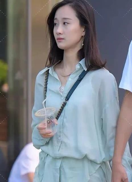  『风采』街拍：沉鱼落雁的美女，一条墨绿色连衣裙，时尚气质风采