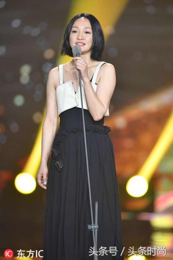 周迅出席活动穿的每一身都是美的 但机场show也太随意点了吧