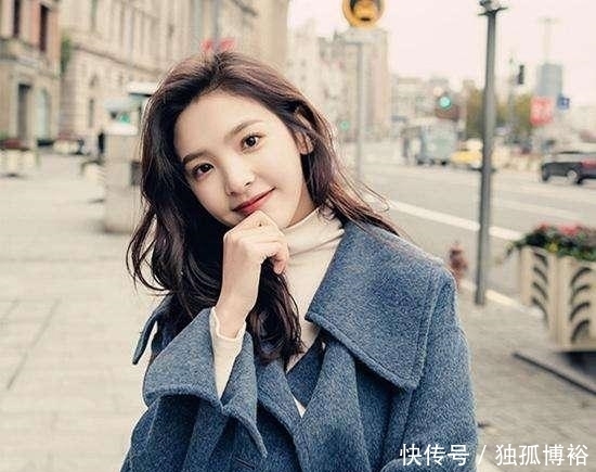  『主流』发现：焦糖色早过时，现主流森系大衣+赫本裙，保暖清新巨减龄