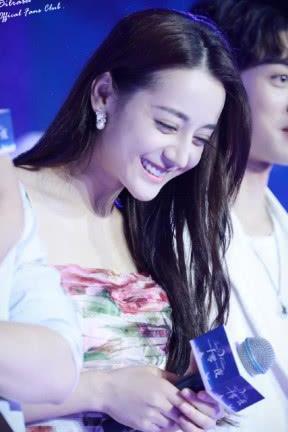 关晓彤迪丽热巴一袭黑色抹胸裙上身，身材惊艳众人，网友：这次终