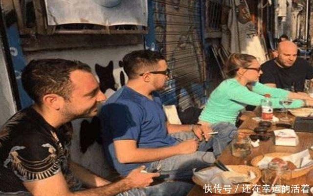 印度游客到中国旅游，豪言要买四合院，听到这里却无比尴尬