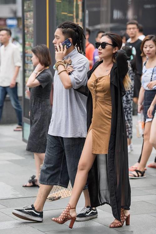 路人街拍：小姐姐的吊带短裙很优美，不穿丝袜的双腿很健康的颜色