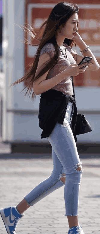 时尚姑娘的牛仔裤怎么就没有一件是完好的呢?