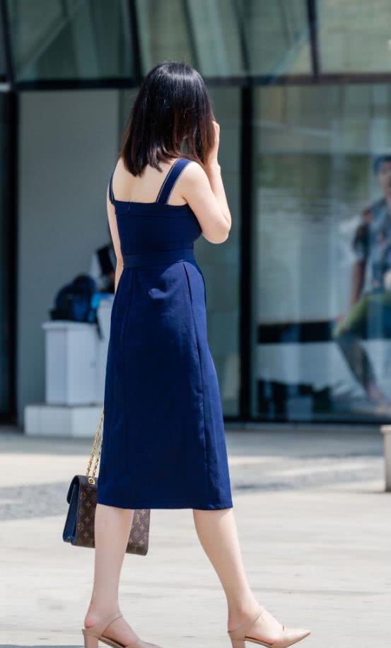 贵族气质小姐姐蓝色开叉连衣裙勾勒丰满的傲人曲线,一个眼神秒杀