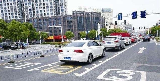  [牢记]开车遇到“锯齿车道”可别慌！牢记看清这一点，别等扣分