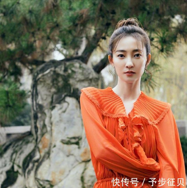 王丽坤:王丽坤终于换造型了,真丝配西装帅气又高贵,但耳饰也太大了吧