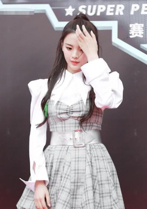 当杨超越和孟美岐同玩“下装失踪”,腿粗腿细的差距竟如此尴尬!