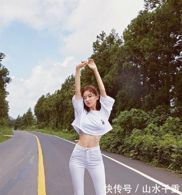  【优雅】牛仔裤小姐姐，身材苗条魅力十足，更显青春靓丽！