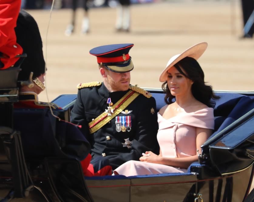 同是粉色连衣裙，约旦王后、梅兰娜、伊万卡、梅根却穿出不同风格