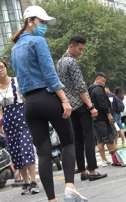 街拍：在街上逛街穿紧身裤的翘臀性感美女