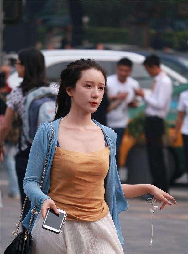 穿蓝色长款T恤的小美女，颜值气质身材，看一眼就会喜欢上她!