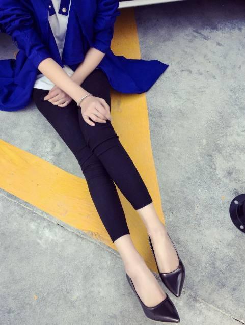 时髦亮眼的红色高跟鞋，简单中透着一丝性感