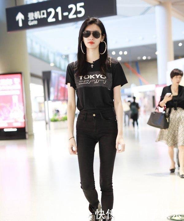 奚梦瑶机场三套服装秀出超模身材，而这双三次都穿的马丁靴要火？