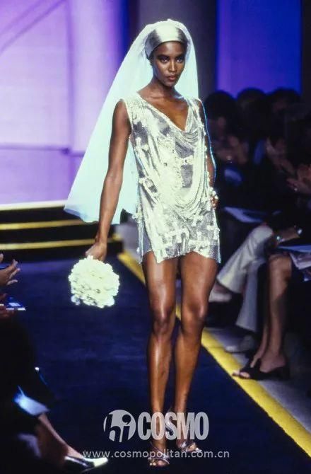 这位法国造型师穿衬衫结婚了，让我想起了赫本的头巾